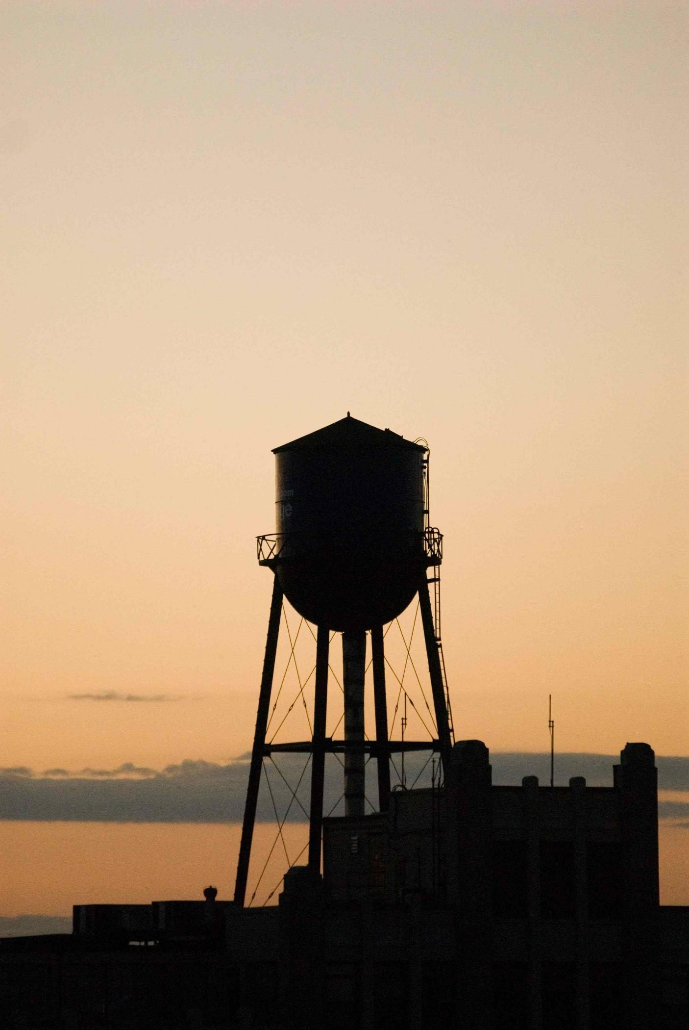 Sixty Soho Hotel New York Exterior foto Water tower at sunset
