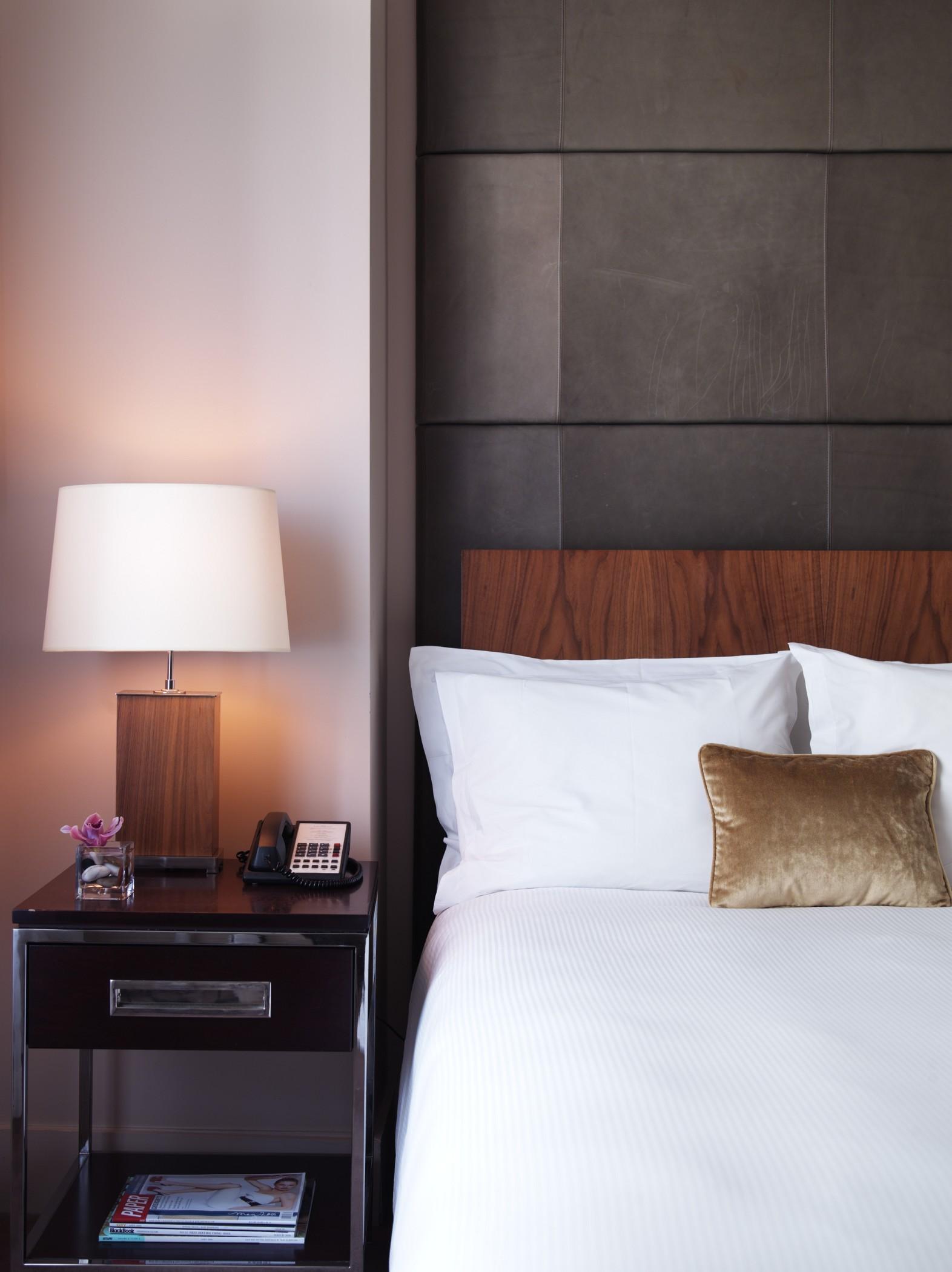 Sixty Soho Hotel New York Exterior foto A bed with a telephone