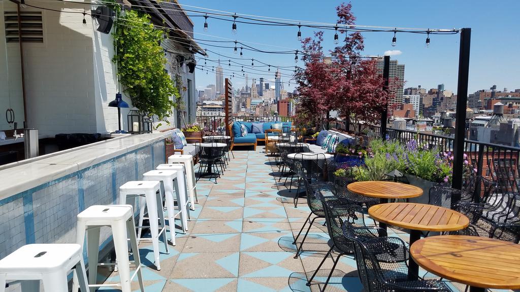 Sixty Soho Hotel New York Exterior foto Rooftop bar at the Standard East Village