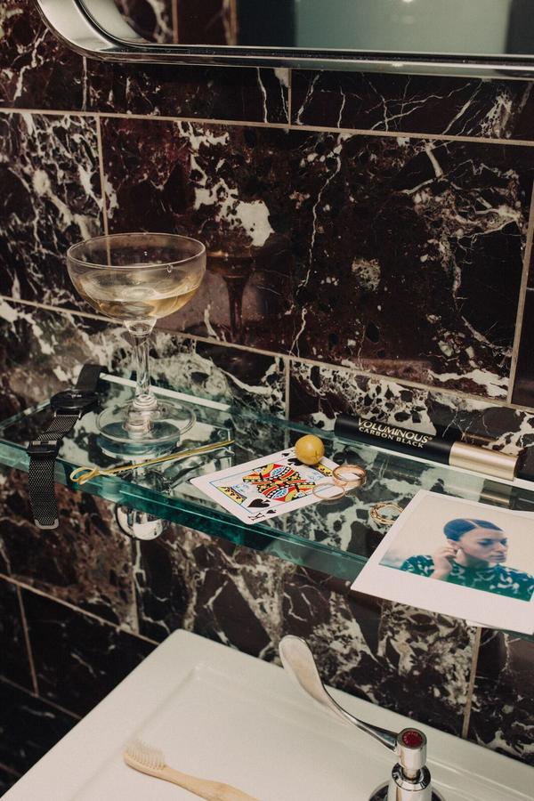 Sixty Soho Hotel New York Exterior foto A photograph of a glass table