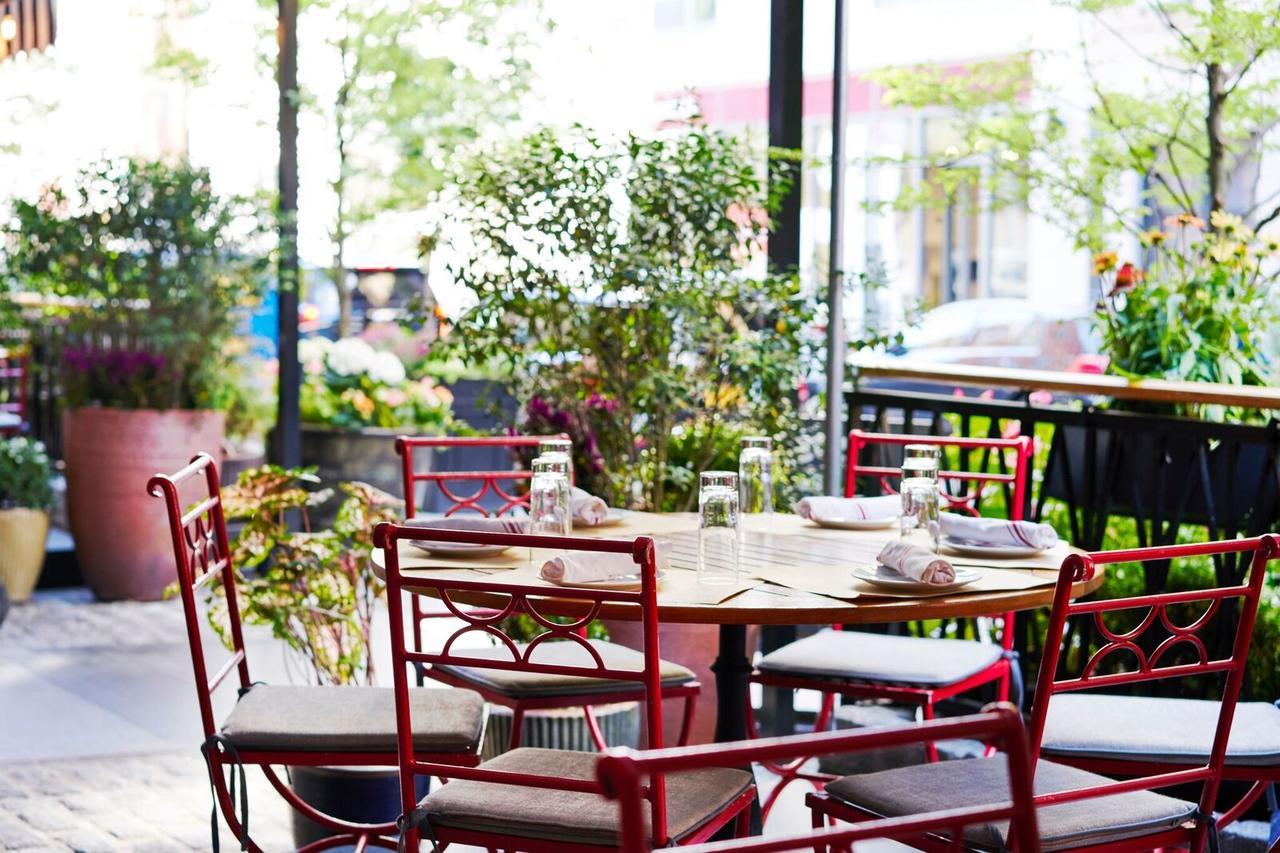 Sixty Soho Hotel New York Exterior foto The patio at the restaurant
